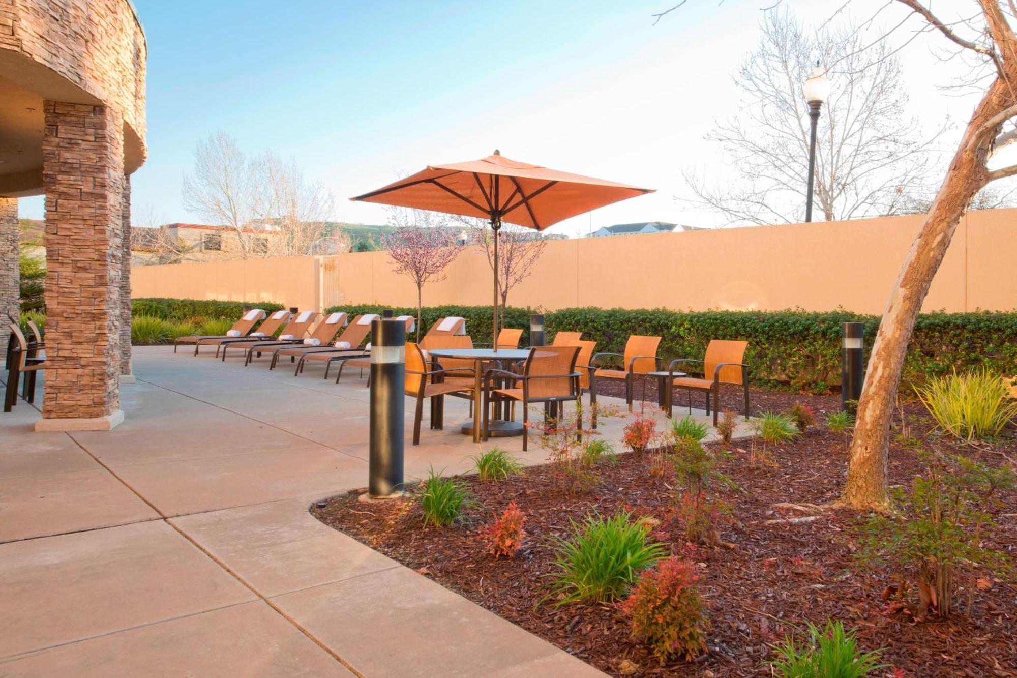 מלון Courtyard By Marriott Sacramento פולסום מראה חיצוני תמונה